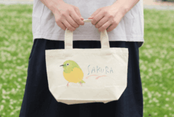 うちわが入る仕切りのあるトートバッグ