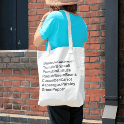 うちわが入る仕切りのあるトートバッグ