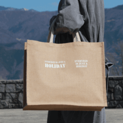 うちわが入る仕切りのあるトートバッグ