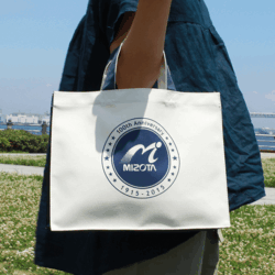 うちわが入る仕切りのあるトートバッグ