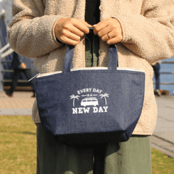 うちわが入る仕切りのあるトートバッグ